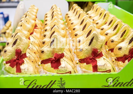 Lindt, Schweizer, Schweiz, Schokolade, Hasen, auf, Display, an Ostern, an, E.Leclerc, superstore, hyper, Markt, Limoux, Aude, Region, Süden, von, Frankreich, Französisch, Europa, Stockfoto