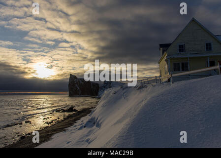 Am frühen Morgen Blick auf Perce Rock, Gaspesie, Quebec, Kanada mit alten Haus im Vordergrund. Stockfoto