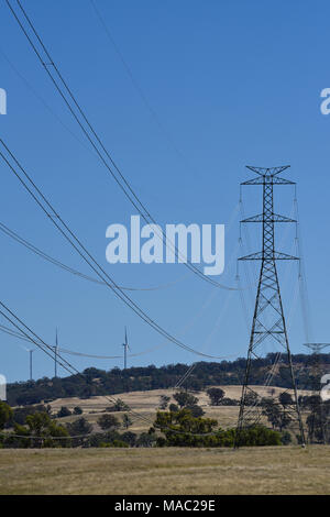 Strommasten und Windkraftanlagen in Inverell in New South Wales, Australien Stockfoto