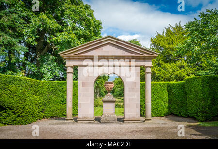 Prinzessin Margaret Memorial im Garten von Glamis Castle, in Angus, Schottland. Stockfoto