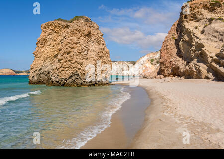 Felsen und Meer Wasser auf Firiplaka Strand, Insel Milos. Kykladen, Griechenland. Stockfoto