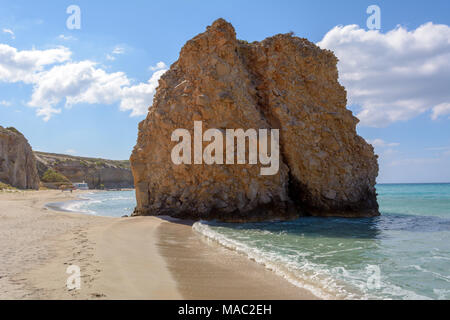 Felsformationen auf Firiplaka Strand, Insel Milos. Kykladen, Griechenland. Stockfoto