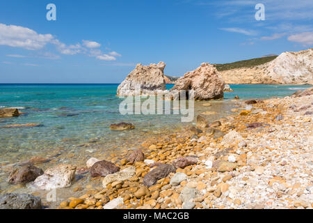 Felsen und Meer Wasser auf Firiplaka Strand, Insel Milos. Kykladen, Griechenland. Stockfoto