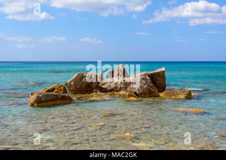 Felsen und Meer Wasser auf Firiplaka Strand, Insel Milos. Kykladen, Griechenland. Stockfoto