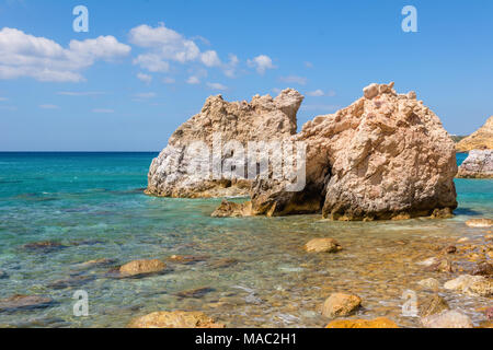 Felsen und Meer Wasser auf Firiplaka Strand, Insel Milos. Kykladen, Griechenland. Stockfoto