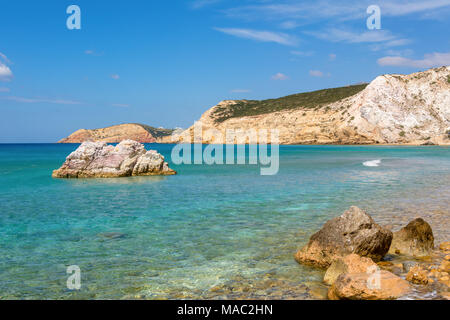 Felsen und Meer Wasser auf Firiplaka Strand, Insel Milos. Kykladen, Griechenland. Stockfoto