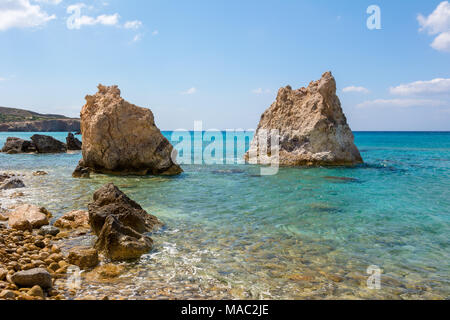 Felsen und Meer Wasser auf Firiplaka Strand, Insel Milos. Kykladen, Griechenland. Stockfoto