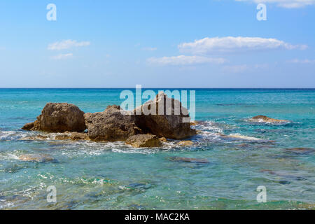 Felsen und Meer Wasser auf Firiplaka Strand, Insel Milos. Kykladen, Griechenland. Stockfoto