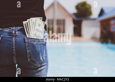 Frau mit Dollar Geld in der Tasche. Stockfoto