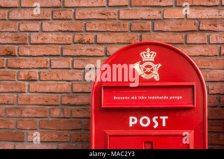 Eine rote dänische Postbox auf eine Mauer, Dänemark, 30. mars, 2018 Stockfoto