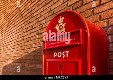 Eine rote dänische Postbox auf eine Mauer, Dänemark, 30. mars, 2018 Stockfoto