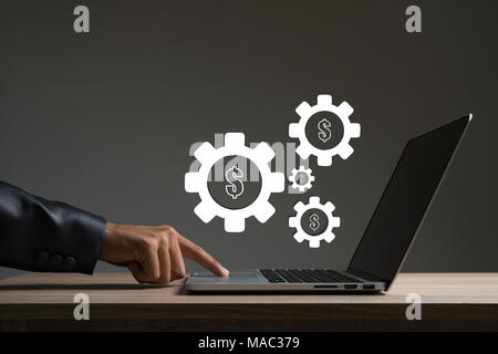 Geschäftsmann berühren auf Laptop mit Zahnrad einstellen. Stockfoto