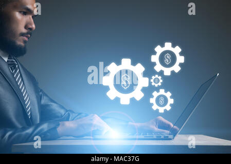 Unternehmer Arbeiten am Laptop mit Zahnrad einstellen. Stockfoto
