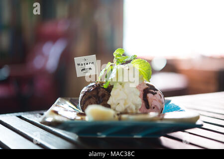 Gemischtes Eis Geschmack auf Gericht sieht lecker. Cafe ferien Chillen mit Eiscreme. Stockfoto