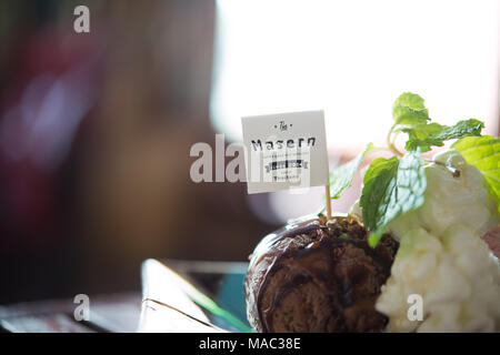 Gemischtes Eis Geschmack auf Gericht sieht lecker. Cafe ferien Chillen mit Eiscreme. Stockfoto