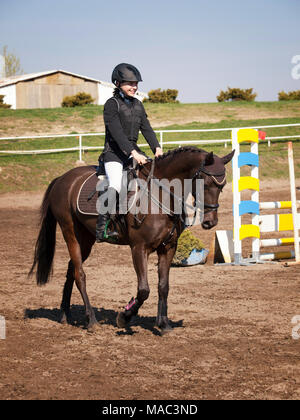 Smilling junge Mädchen glücklich nach dem showjumping Wettbewerb gewinnen Stockfoto