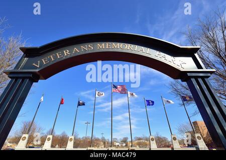 Elgin, Illinois, USA. Arch und service Fahnen am Veterans Memorial Park in Elgin, Illinois. Stockfoto