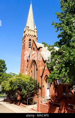 St John Vereinigenden Kirche eröffnete im Jahre 1908 und wurde in der Föderation im gotischen Stil mit einem kreuzförmigen Dach plan und Glockenturm, in Narrandera, New South Wal gebaut Stockfoto