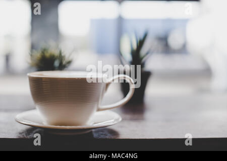 Vintage tone heißen Kaffee Latte Kunst in Schale auf dem Tisch. Stockfoto