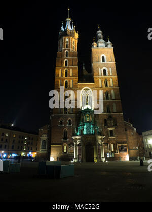 Die Basilika St. Maria im Marktplatz von Krakau bei Nacht Stockfoto