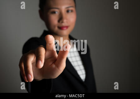 Business Frau vor Visual touch screen auf Schwarz isoliert. Stockfoto