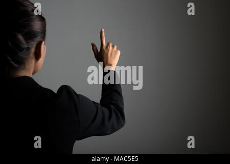 Business Frau vor Visual touch screen auf Schwarz isoliert. Stockfoto