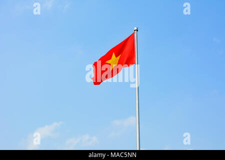 Republik Vietnam Flagge wicklung in der Wind gegen den blauen Himmel Stockfoto