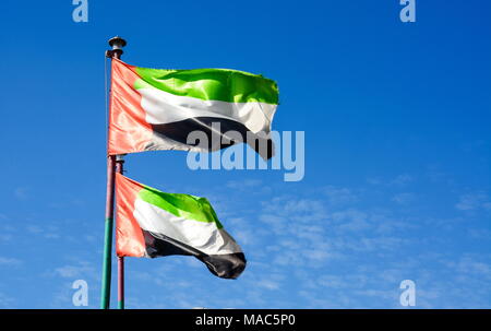 Vereinigte Arabische Emirate Fahne wicklung in der Wind gegen den blauen Himmel Stockfoto