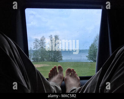 Chillen im Wohnmobil bei Regen am Seeufer. Stockfoto