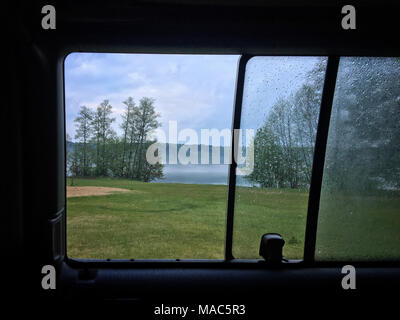 Chillen im Wohnmobil bei Regen am Seeufer. Stockfoto