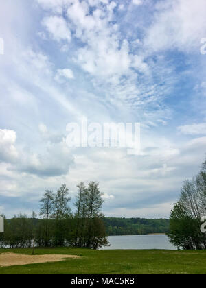 Schöne Sonneneinstrahlung im Frühjahr bei einem Waldspaziergang am See Seite Stockfoto