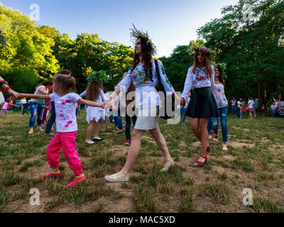 Uschhorod, Ukraine - 07 Jul, 2016: Junge weibliche Round Dance auf Ivana Kupala fest. Ferienhaus in der slawischen Kultur Stockfoto