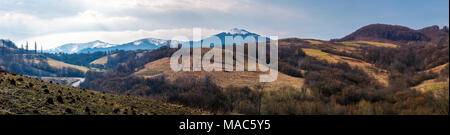 Panorama der Berge der Karpaten. schönen Frühling Landschaft in der Nähe der Stadt Volovets, Ukraine Stockfoto