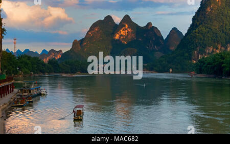 Bamboo Raft auf Li Fluss mit karst Hügel, Xingping, Guilin, Guangxi, China Stockfoto