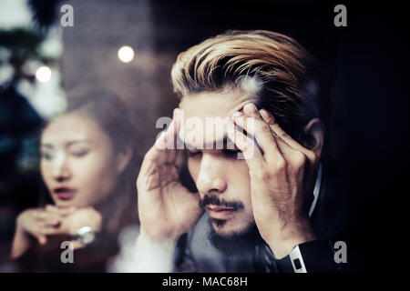 Unternehmer über ein Problem im Cafe denken. Stockfoto