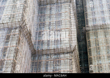 Gerüst um die Wohngebäude für die Sanierung von Altbauten in Quarry Bay, Hong Kong, China Stockfoto