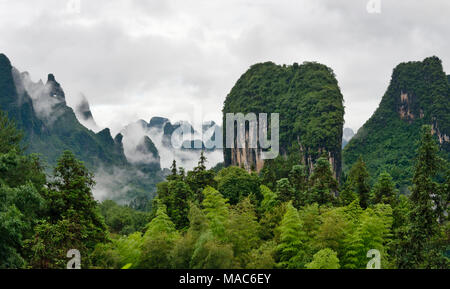 Kalkstein Hügel im Nebel, Guilin, Guangxi, China Stockfoto