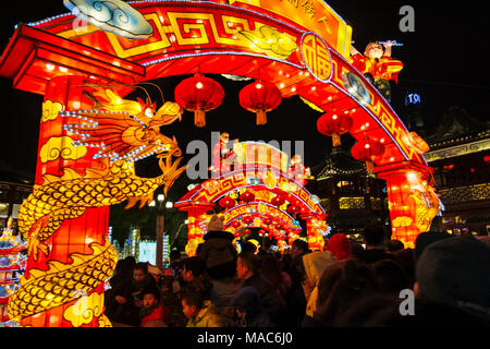 Bunte Lichter am Laternenfest Feiern zum chinesischen Neujahrsfest in den Yuyuan-garten, Shanghai, China Stockfoto