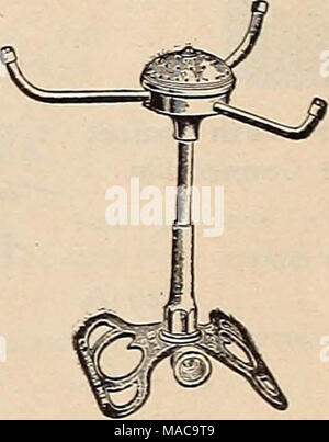 . Dreer Hochsommer Liste 1920. Universal Lawn Sprinkler hat eine Kombination Spray mit drei re-volving Waffen, und ist eine der am meisten satis-factory Sprinkler auf den Markt für die durchschnittliche Größe rasen. Auf Schlittengestell, Nickel nach oben... 2,50 $^ Die Campbell Oszillierende bewässern Rasen Sprinkler die oszillierenden Irrigator stark konstruiert ist; nicht aus der Bestellung bekommen; eine ideale Sprinkler für den Gemüsegarten oder Rasen; ist ein rechteckiges arei sechzig Meter breite Abdeckung; können drei Längen liefern. Komplett mit Schlauchanschluss. 5-ft. Sprinkler, Kalifornien Lawn Sprinkler dieser Sprinkler ist Supplie Stockfoto