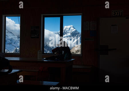 Blick auf den Mount Cook von der Innenseite der Mueller Hut, Südliche Alpen, Neuseeland Stockfoto