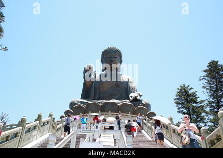 Tian Tan Buddha, auch als der Große Buddha bekannt ist, ist eine große Bronzestatue eines Buddha am Ngong Ping, Lantau Island, in Hongkong Stockfoto