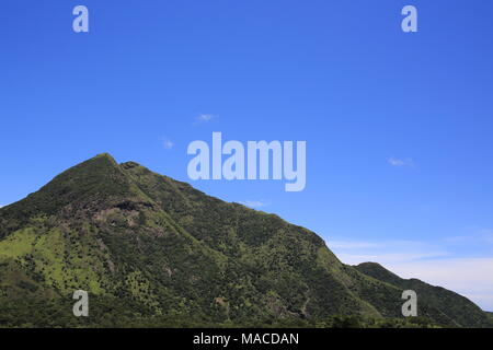 Der Gipfel der Insel Lantau bei schönem Wetter im Sommer Stockfoto