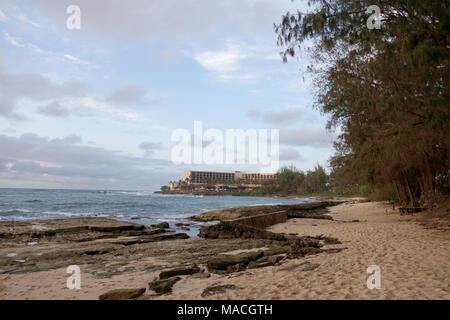 Oahu - Februar 27, 2015: Rocky Beach im Turtle Bay Resort, Insel Oahu North Shore, Hawaii. Stockfoto