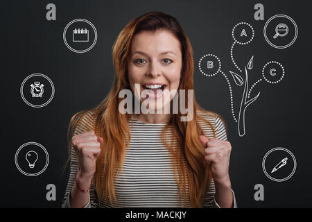 Emotionale Frau Gefühl aufgeregt, während an ihrem neuen Projekt arbeiten Stockfoto