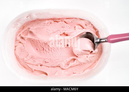 Blick von oben auf die Himbeere Eis in Kunststoffbox. Stockfoto