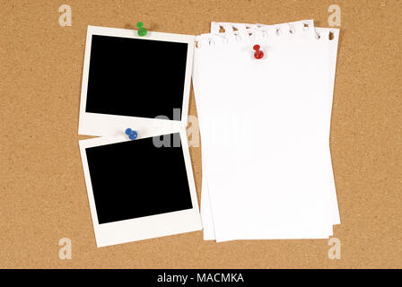 Cork Ankündigung oder Bulletin Board mit zwei leere instant Kamera Foto Drucke und einige Blätter unordentlich zerrissen Briefpapier. Platz für Kopieren. Stockfoto
