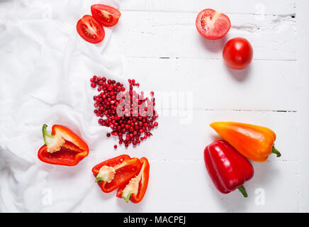 Frische cowberry, Tomaten und Paprika auf einem weißen Tisch. nach oben anzeigen. Stockfoto