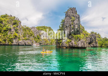 Kajak in der großen Lagune in El Nido Palawan Stockfoto