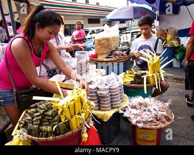 ANTIPOLO CITY, Philippinen - 29. MÄRZ 2018: Straßenhändler verkaufen suman oder gedämpft glutenous oder klebrigen Reis und andere lokale Spezialitäten außerhalb der Anti Stockfoto