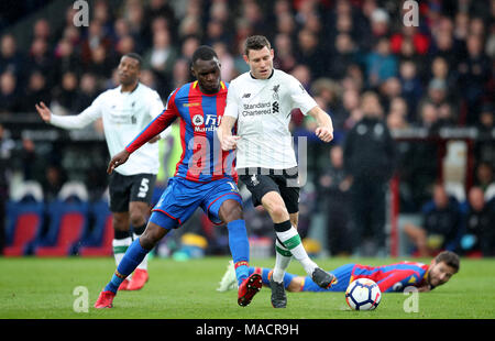 Crystal Palace Christian Benteke (links) und Liverpools James Milner Kampf um den Ball während der Premier League Spiel im Selhurst Park, London. Stockfoto